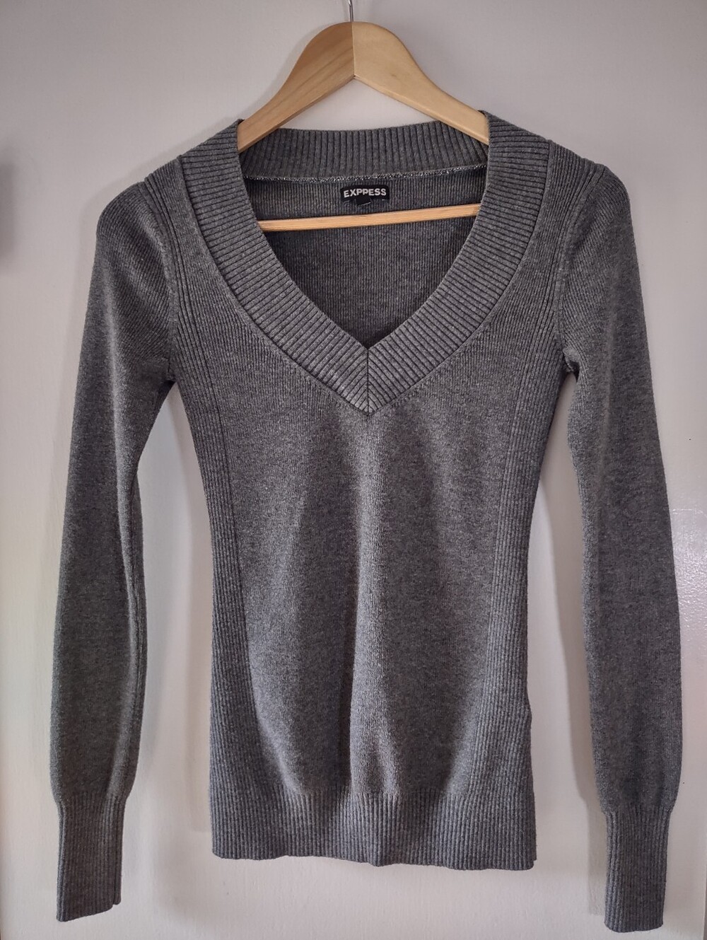 Express Women's Gray Ribbed V Neck Sweater Long Sleeve Knit Pullover Size S